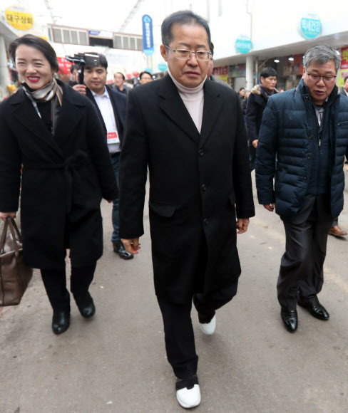 자유한국당 홍준표 전 대표가 8일 오후 경남 창원시 마산합포구 마산어시장을 방문하고 있다. 2019.2.8  연합뉴스