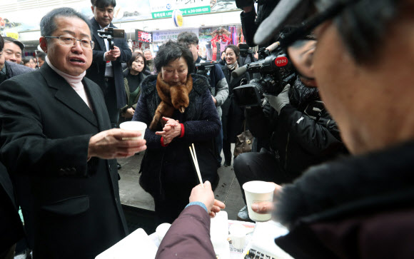 자유한국당 홍준표 전 대표가 8일 오후 경남 창원시 마산합포구 마산어시장을 찾아 상인과 대화하고 있다. 2019.2.8  연합뉴스