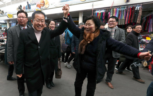 자유한국당 홍준표 전 대표가 8일 오후 경남 창원시 마산합포구 마산어시장을 찾아 상인과 인사하고 있다. 2019.2.8  연합뉴스