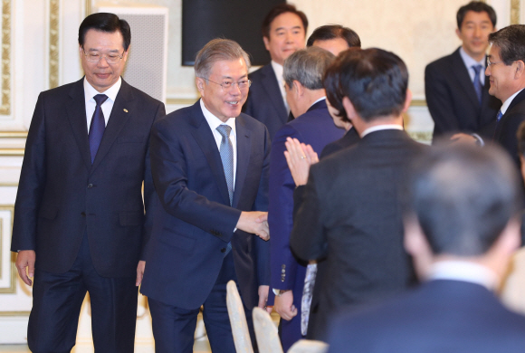 8일 청와대 영빈관에서 열린 전국 시장·군수·구청장 초청 오찬간담회에 문재인 대통령이 첨석자들과 악수를 하고 있다. 2019.1.8  청와대사진기자단