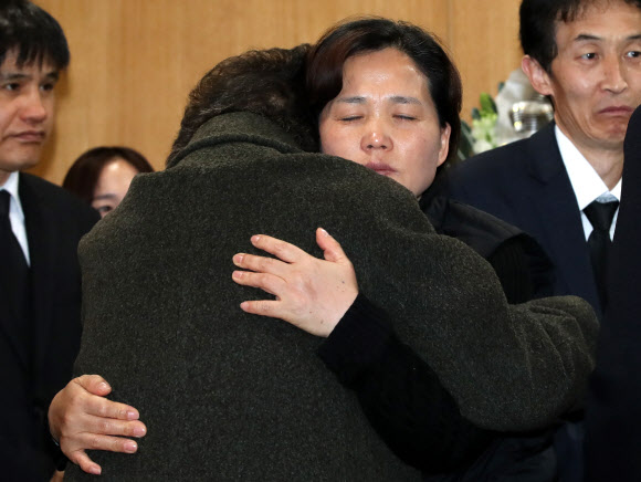 이한열 열사의 어머니 배은심 여사가 8일 오후 서울 종로구 서울대학교병원 장례식장에 마련된 태안화력발전소 노동자 김용균 씨의 빈소를 찾아 조문한 뒤 어머니 김미숙 씨를 안아주며 위로하고 있다. 2019.2.8  연합뉴스
