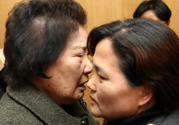 이한열 열사의 어머니 배은심 여사(왼쪽)가 8일 오후 서울 종로구 서울대학교병원 장례식장에 마련된 태안화력발전소 노동자 김용균 씨의 빈소를 찾아 조문한 뒤 어머니 김미숙 씨를 안아주며 위로하고 있다. 2019.2.8  연합뉴스