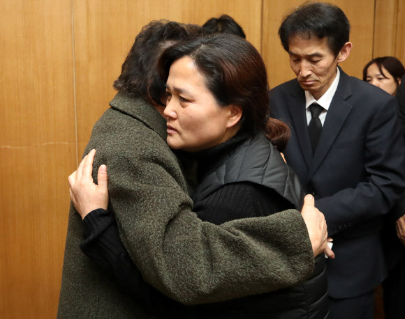 이한열 열사의 어머니 배은심 여사가 8일 오후 서울 종로구 서울대학교병원 장례식장에 마련된 태안화력발전소 노동자 김용균 씨의 빈소를 찾아 조문한 뒤 어머니 김미숙 씨를 안아주며 위로하고 있다. 2019.2.8  연합뉴스