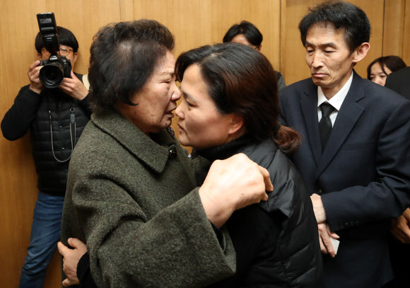 이한열 열사의 어머니 배은심 여사(왼쪽)가 8일 오후 서울 종로구 서울대학교병원 장례식장에 마련된 태안화력발전소 노동자 김용균 씨의 빈소를 찾아 조문한 뒤 어머니 김미숙 씨를 안아주며 위로하고 있다. 2019.2.8  연합뉴스