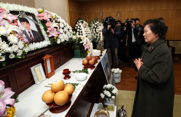 이한열 열사의 어머니 배은심 여사가 8일 오후 서울 종로구 서울대학교병원 장례식장에 마련된 태안화력발전소 노동자 김용균 씨의 빈소를 찾아 조문하고 있다. 2019.2.8  연합뉴스