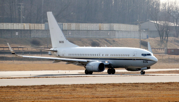제2차 북미정상회담을 위한 실무협상차 평양을 방문 중인 비건 미국 국무부 대북정책 특별대표와 협상팀이 복귀할 때 탑승할 것으로 추정되는 미국 측 수송기가 8일 오후 경기도 평택시 주한미공군 오산기지에서 이륙하고 있다. 2019.2.8  연합뉴스