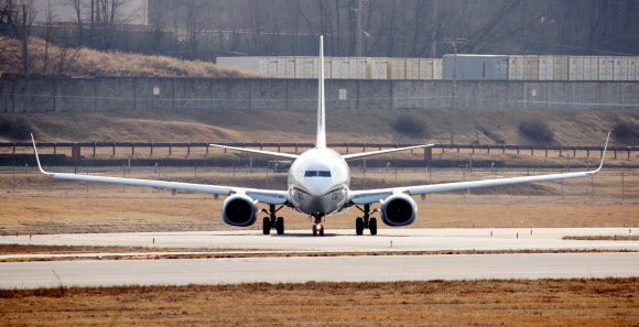 제2차 북미정상회담을 위한 실무협상차 평양을 방문 중인 비건 미국 국무부 대북정책 특별대표와 협상팀이 복귀할 때 탑승할 것으로 추정되는 미국 측 수송기가 8일 오후 경기도 평택시 주한미공군 오산기지에서 이륙을 위해 활주로로 향하고 있다. 2019.2.8  연합뉴스