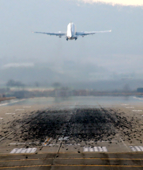 제2차 북미정상회담을 위한 실무협상차 평양을 방문 중인 비건 미국 국무부 대북정책 특별대표와 협상팀이 복귀할 때 탑승할 것으로 추정되는 미국 측 수송기가 8일 오후 경기도 평택시 주한미공군 오산기지에서 이륙하고 있다. 2019.2.8  연합뉴스