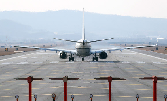 제2차 북미정상회담을 위한 실무협상차 평양을 방문 중인 비건 미국 국무부 대북정책 특별대표와 협상팀이 복귀할 때 탑승할 것으로 추정되는 미국 측 수송기가 8일 오후 경기도 평택시 주한미공군 오산기지에서 이륙하고 있다. 2019.2.8  연합뉴스