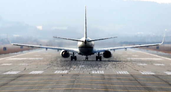 제2차 북미정상회담을 위한 실무협상차 평양을 방문 중인 비건 미국 국무부 대북정책 특별대표와 협상팀이 복귀할 때 탑승할 것으로 추정되는 미국 측 수송기가 8일 오후 경기도 평택시 주한미공군 오산기지에서 이륙하고 있다. 2019.2.8  연합뉴스