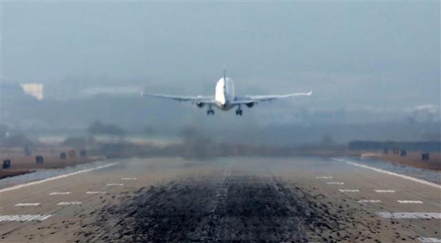 8일 오후 경기도 평택시 오산공군기지에서 스티븐 비건 미국 국무부 대북정책 특별대표가 탑승할 것으로 추정되는 비행기가 이륙하고 있다. 지난 6일 북한 평양으로 향한 비건 특별대표는 김혁철 전 스페인 주재 북한대사와 2박3일간 실무협상을 마치고 귀환할 것으로 알려졌다. 2019.2.8 뉴스1