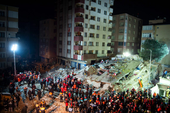 이스탄불 아파트 붕괴현장서 구조작업