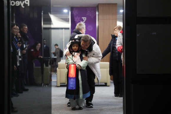 청와대가 평창동계올림픽 개최 1주년을 맞이해 미공개 사진을 공개했다. 사진은 2018년 2월 9일 평창에서 열린 개회식 식장에서 문재인 대통령이 개회식 입장 직전 청사초롱을 든 화동과 대화하는 모습. 2019.2.9 청와대 제공