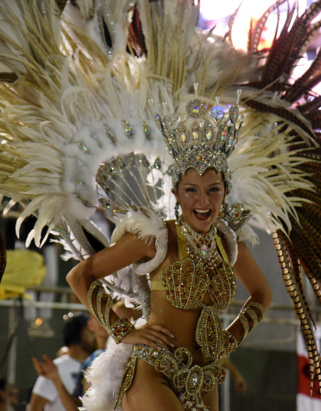 9일(현지시간) ‘파라과이 카니발의 수도’라고 일컬어지는 파라과이 엥카르나시온에서 열린 카니발 축제에 댄서들이 화려한 퍼포먼스를 선보이고 있다. AFP 연합뉴스