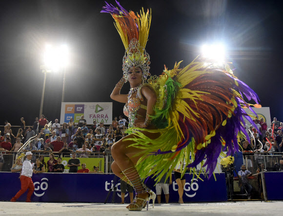 9일(현지시간) ‘파라과이 카니발의 수도’라고 일컬어지는 파라과이 엥카르나시온에서 열린 카니발 축제에 댄서들이 화려한 퍼포먼스를 선보이고 있다. AFP 연합뉴스