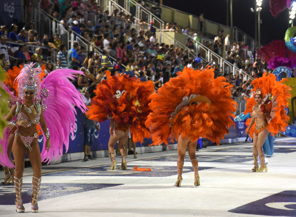 9일(현지시간) ‘파라과이 카니발의 수도’라고 일컬어지는 파라과이 엥카르나시온에서 열린 카니발 축제에 댄서들이 화려한 퍼포먼스를 선보이고 있다. AFP 연합뉴스