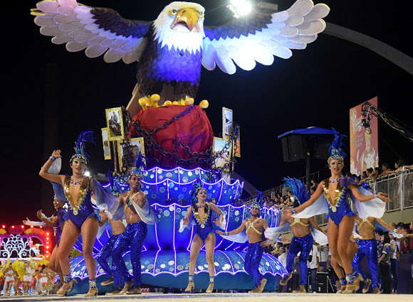 9일(현지시간) ‘파라과이 카니발의 수도’라고 일컬어지는 파라과이 엥카르나시온에서 열린 카니발 축제에 댄서들이 화려한 퍼포먼스를 선보이고 있다. AFP 연합뉴스