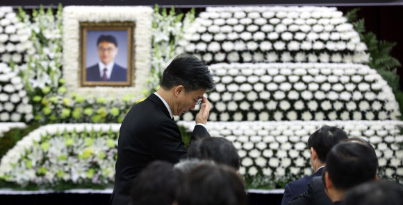 윤한덕 센터장 영결식 참석한 이국종 교수