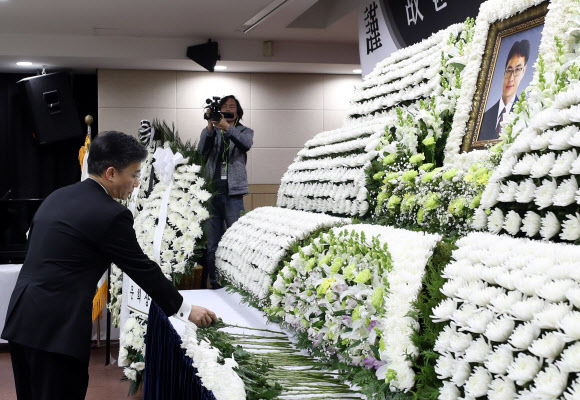 헌화하는 이국종 교수