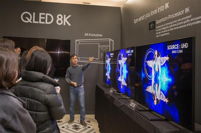 삼성전자 연구원이 2019년형 QLED 8K의 화질을 시연하고 있는 모습. QLED 8K는 입력되는 영상의 화질에 상관없이 8K 수준의 시청 경험을 제공하며 새로운 화질 기술이 적용돼 한층 개선된 블랙 표현과 시야각을 자랑한다.  삼성전자 제공