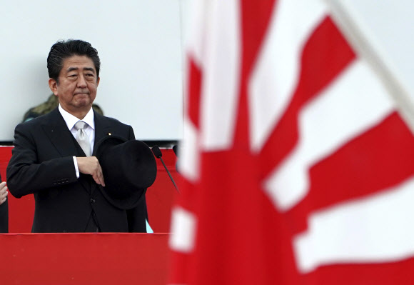 일장기에 경례하는 아베 신조 일본 총리