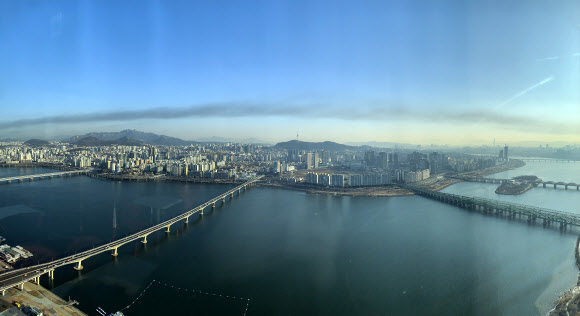 11일 오전 서울 영등포구 63스카이아트 전망대에서 일산 성석동 폐기물 재활용시설에서 발생한 것으로 추정되는 검은 연기 띠가 보이고 있다. 2019.2.11  연합뉴스