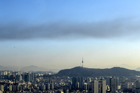 11일 오전 서울 영등포구 63스카이아트 전망대에서 일산 성석동 폐기물 재활용시설에서 발생한 것으로 추정되는 검은 연기 띠가 보이고 있다. 2019.2.11  연합뉴스