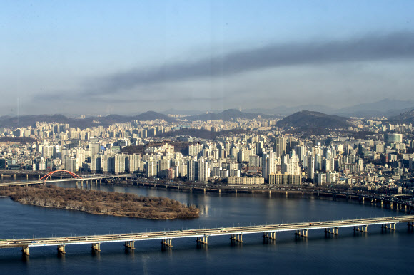 11일 오전 서울 영등포구 63스카이아트 전망대에서 일산 성석동 폐기물 재활용시설에서 발생한 것으로 추정되는 검은 연기 띠가 보이고 있다. 2019.2.11  연합뉴스