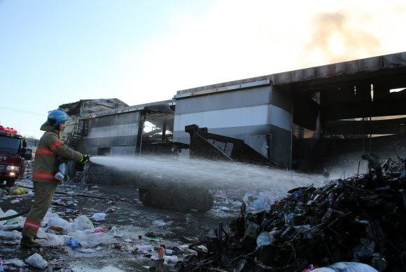 11일 오전 경기도 고양시 일산동구 성석동의 한 폐기물 재활용시설에서 불이 나 소방관이 화재를 진압하고 있다. 2019.2.11  연합뉴스