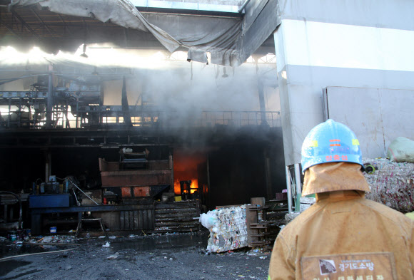 11일 오전 경기도 고양시 일산동구 성석동의 한 폐기물 재활용시설에서 불이 나 소방관들이 진압 하고 있다. 2019.2.11  연합뉴스