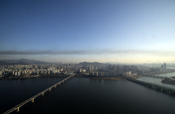 11일 오전 서울 영등포구 63스카이아트 전망대에서 일산 성석동 폐기물 재활용시설에서 발생한 것으로 추정되는 검은 연기 띠가 보이고 있다. 2019.2.11  연합뉴스