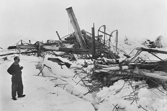1915년 얼음 밑으로 가라앉는 인듀어런스 호. 섀클턴 선장 등은 이 배를 버리고 얼음 위를 걸어서 탈출하게 된다. 