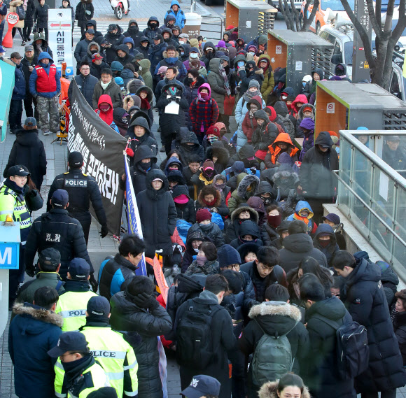 노량진 수산시장 구시장 상인들과 민주노점상전국연합 조합원들이 11일 오전 서울 동작구 동작경찰서 앞에서 편파수사 규탄 집회를 하고 있다. 상인들은 이날 상인 1명과 민주노련 소속 회원 7명이 수협직원들과의 물리적 충돌과 관련해 경찰 수사를 받는 것과 관련해, 수협 용역측의 상인 폭력 문제에 대해선 경찰들이 함구하고 있다며 공정수사를 촉구했다. 2019.2.11  연합뉴스