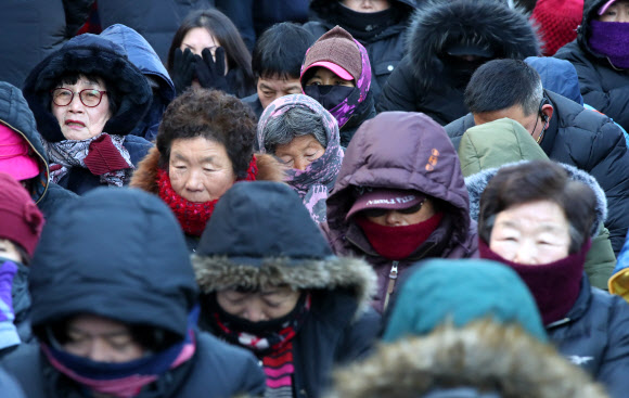 노량진 수산시장 구시장 상인들과 민주노점상전국연합 조합원들이 11일 오전 서울 동작구 동작경찰서 앞에서 편파수사 규탄 집회를 하고 있다. 상인들은 이날 상인 1명과 민주노련 소속 회원 7명이 수협직원들과의 물리적 충돌과 관련해 경찰 수사를 받는 것과 관련해, 수협 용역측의 상인 폭력 문제에 대해선 경찰들이 함구하고 있다며 공정수사를 촉구했다. 2019.2.11  연합뉴스