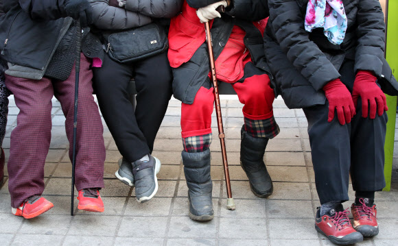 11일 오전 서울 동작구 동작경찰서 앞에서 열린 노량진 수산시장 구시장 상인들과 민주노점상전국연합 조합원들의 편파수사 규탄 집회에서 참가자들이 추위에 몸을 움추리며 집회에 참가하고 있다. 상인들은 이날 상인 1명과 민주노련 소속 회원 7명이 수협직원들과의 물리적 충돌과 관련해 경찰 수사를 받는 것과 관련해, 수협 용역측의 상인 폭력 문제에 대해선 경찰들이 함구하고 있다며 공정수사를 촉구했다. 2019.2.11  연합뉴스