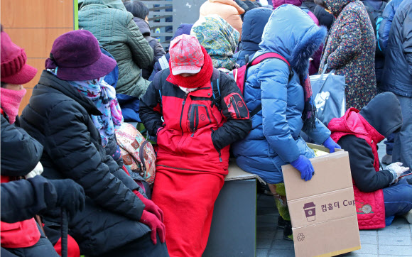 노량진 수산시장 구시장 상인들과 민주노점상전국연합 조합원들이 11일 오전 서울 동작구 동작경찰서 앞에서 편파수사 규탄 집회를 하고 있다. 상인들은 이날 상인 1명과 민주노련 소속 회원 7명이 수협직원들과의 물리적 충돌과 관련해 경찰 수사를 받는 것과 관련해, 수협 용역측의 상인 폭력 문제에 대해선 경찰들이 함구하고 있다며 공정수사를 촉구했다. 2019.2.11  연합뉴스