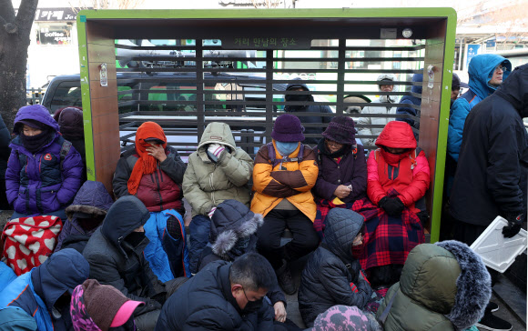 노량진 수산시장 구시장 상인들과 민주노점상전국연합 조합원들이 11일 오전 서울 동작구 동작경찰서 앞에서 편파수사 규탄 집회를 하고 있다. 상인들은 이날 상인 1명과 민주노련 소속 회원 7명이 수협직원들과의 물리적 충돌과 관련해 경찰 수사를 받는 것과 관련해, 수협 용역측의 상인 폭력 문제에 대해선 경찰들이 함구하고 있다며 공정수사를 촉구했다. 2019.2.11  연합뉴스