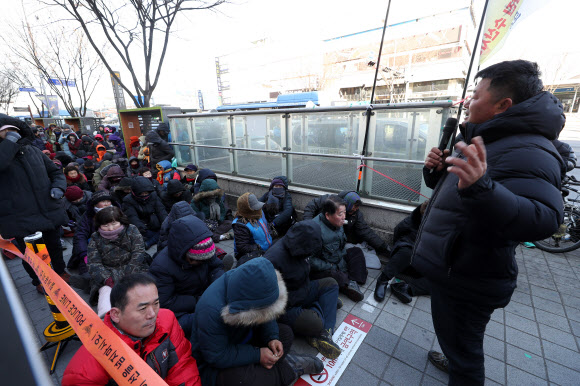 노량진 수산시장 구시장 상인들과 민주노점상전국연합 조합원들이 11일 오전 서울 동작구 동작경찰서 앞에서 편파수사 규탄 집회를 하고 있다. 상인들은 이날 상인 1명과 민주노련 소속 회원 7명이 수협직원들과의 물리적 충돌과 관련해 경찰 수사를 받는 것과 관련해, 수협 용역측의 상인 폭력 문제에 대해선 경찰들이 함구하고 있다며 공정수사를 촉구했다. 2019.2.11  연합뉴스