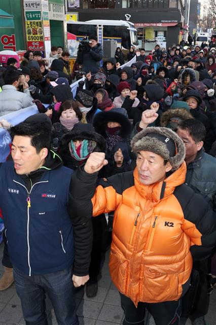 노량진 수산시장 구시장 상인들과 민주노점상전국연합 조합원들이 11일 오전 서울 동작구 동작경찰서 앞에서 집회를 열고 구시장 폐쇄 과정에서 발생한 수협측과 상인들 사이의 충돌 사건에 대해 경찰이 공정하게 수사할 것을 촉구하며 구호를 외치고 있다. 2019.2.11 뉴스1