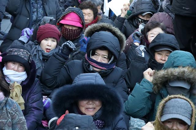 노량진 수산시장 구시장 상인들과 민주노점상전국연합 조합원들이 11일 오전 서울 동작구 동작경찰서 앞에서 집회를 열고 구시장 폐쇄 과정에서 발생한 수협측과 상인들 사이의 충돌 사건에 대해 경찰이 공정하게 수사할 것을 촉구하며 구호를 외치고 있다. 2019.2.11 뉴스1