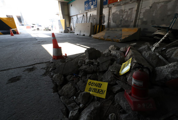 11일 서울 동작구 노량진 수산시장 구시장 출입로 모습. 8일 폐쇄됐던 구시장 차량 출입구 4곳 중 3곳은 통행이 일시 재개된 상태이며, 일부 상인들은 영업을 계속하고 있다. 2019.2.11  연합뉴스