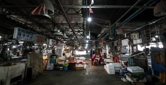 11일 서울 동작구 노량진 수산시장 구시장에서 일부 상인들이 영업을 이어나가고 있다. 8일 폐쇄됐던 구시장 차량 출입구 4곳 중 3곳은 통행이 일시 재개된 상태이며, 일부 상인들은 영업을 계속하고 있다. 2019.2.11  연합뉴스