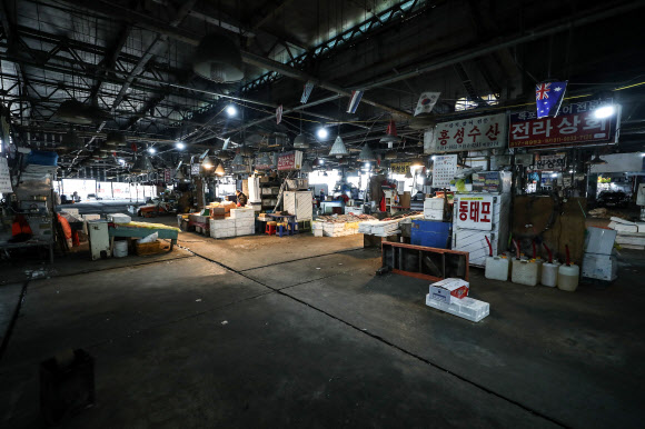 11일 서울 동작구 노량진 수산시장 구시장에서 일부 상인들이 영업을 이어나가고 있다. 8일 폐쇄됐던 구시장 차량 출입구 4곳 중 3곳은 통행이 일시 재개된 상태이며, 일부 상인들은 영업을 계속하고 있다. 2019.2.11  연합뉴스