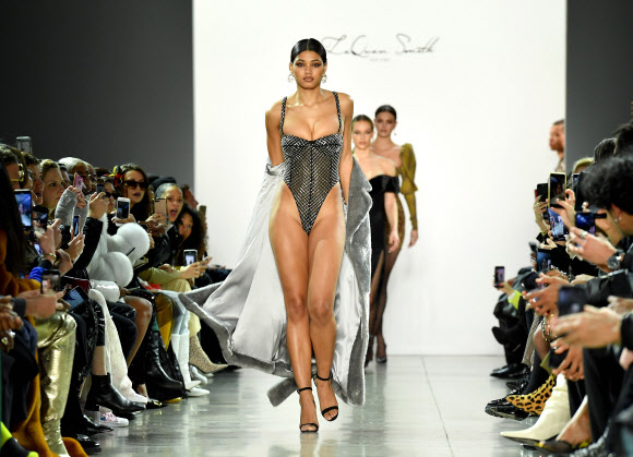 모델이 10일(현지시간) 미국 뉴욕의 스프링 스튜디오에서 열린 ‘뉴욕 패션 위크(New York Fashion Week)’중 디자이너 라콴 스미스(LaQuan Smith)의 컬렉션을 선보이고 있다. AFP 연합뉴스
