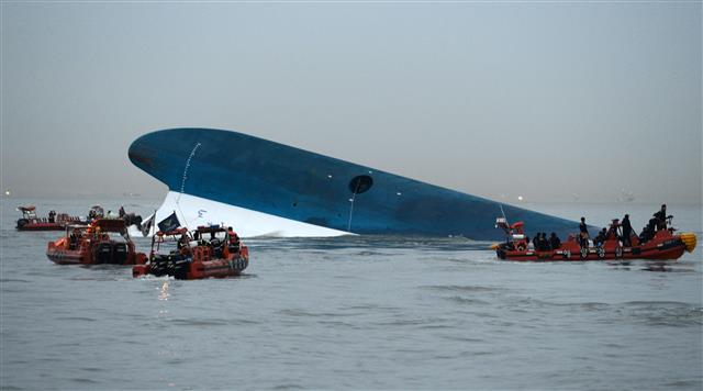 전남 진도군 관매도 인근해상에서 세월호가 침몰된 사고가 발생한 16일 오후 해경 등 관계자들이 구조작업을 벌이고 있다. 2014.4.16도준석 pado@seoul.co.kr