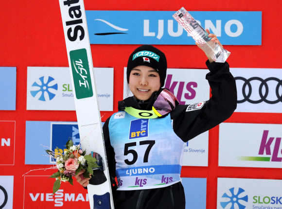 다카나시 사라(일본)가 10일(현지시간) 슬로베니아 류브노에서 열린 국제스키연맹(FIS) 스키점핑 월드컵 여자부 개인 노멀힐을 우승한 뒤 트로피를 들어 보이고 있다.  류브노 EPA 연합뉴스