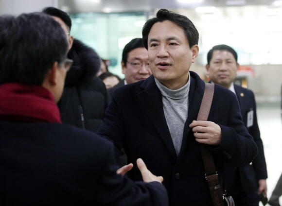 악수하는 자유한국당 김진태 의원