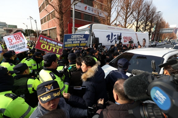 김진태 방문에 항의하는 5·18 유공자