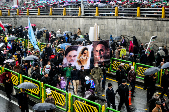 이란 이슬람혁명 40주년인 11일(현지시간) 수도 테헤란에서 이란인들이 40주년 기념 집회를 벌이고 있다. 2019.2.12. 로이터 연합뉴스