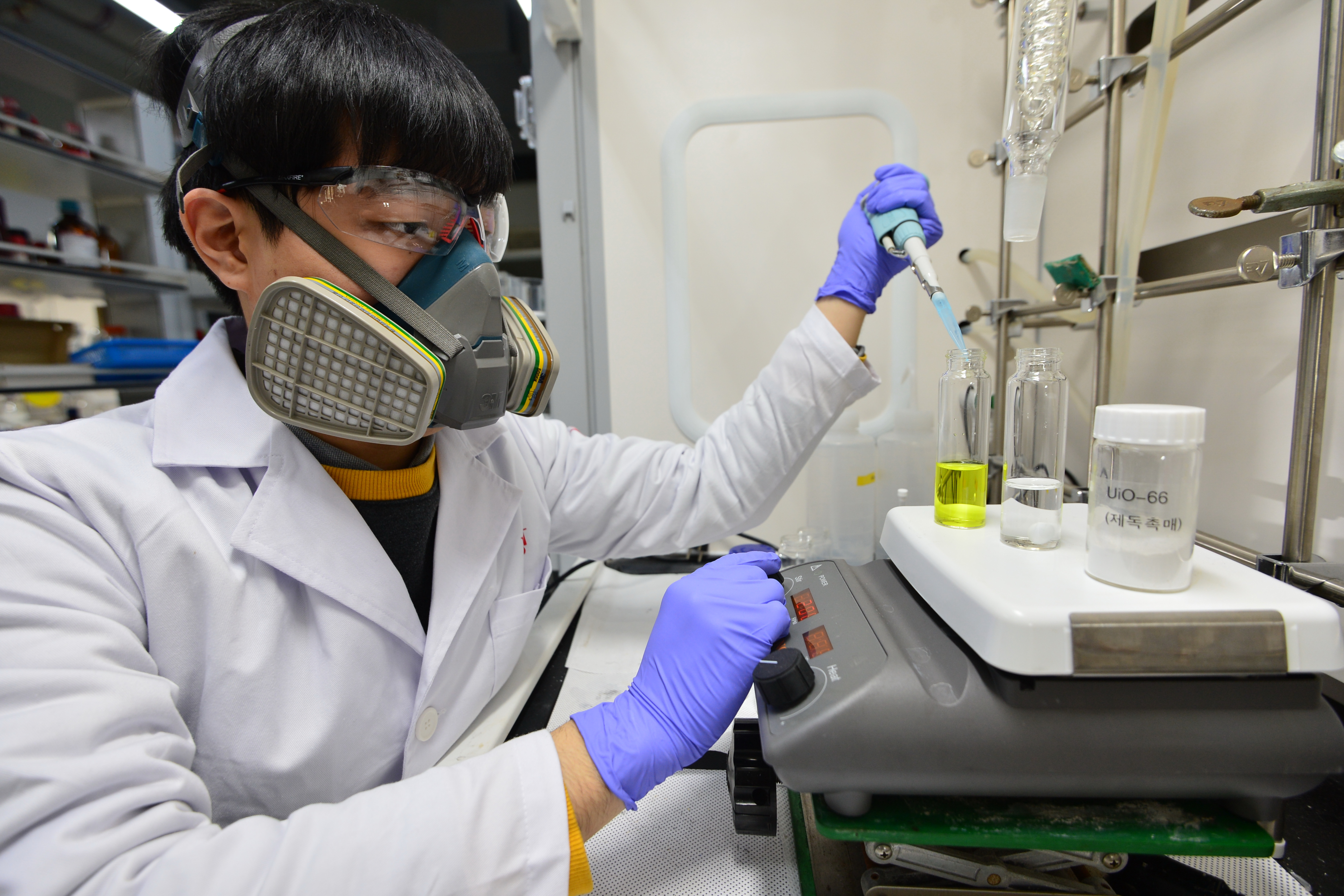 KIST 연구진이 개발한 고활성의 제독촉매로 독성 화학물질을 제거하는 실험을 하고 있다. KIST 제공